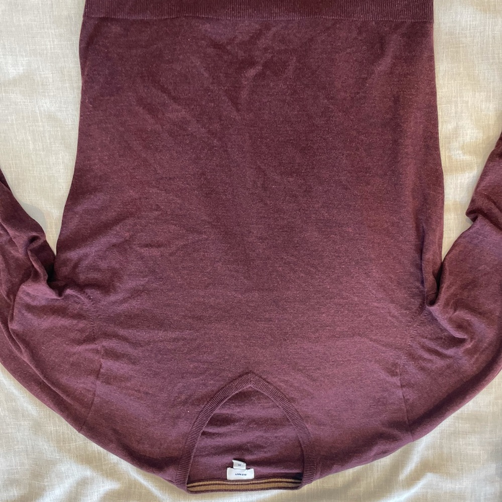 5 assorted sweat shirts and hoodies